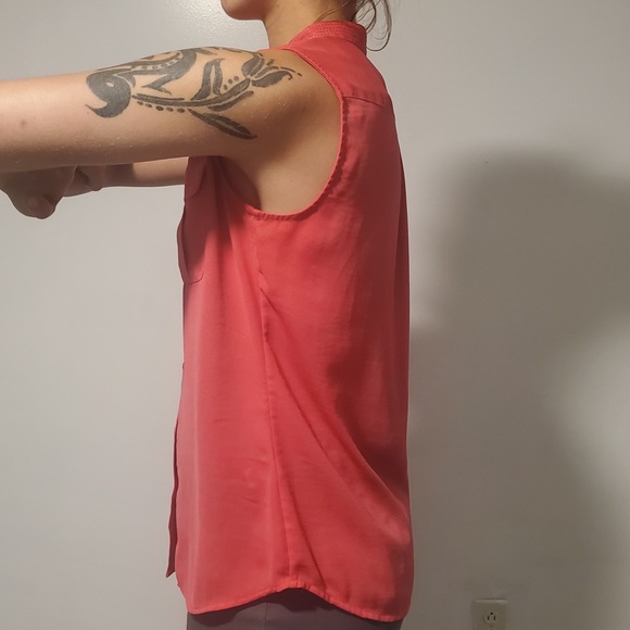 Sleeveless Button down - Picture 5 of 7